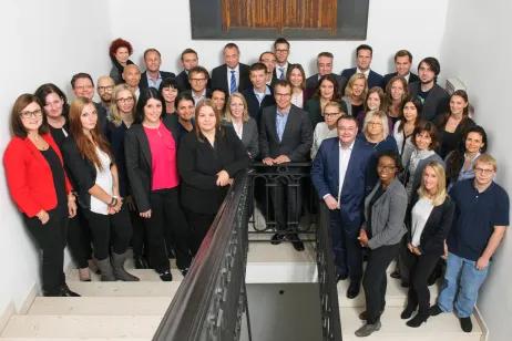 Das GS1 Austria Team Gruppenfoto der Mitarbeiter von GS1 Austria im Stiegenhaus
