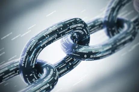 Blockchain Initiative Logistik Schwarze Kette mit Kettengliedern in Nahaufnahme