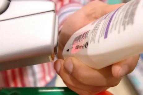 Scan eines Strichcodes Der Strichcode einer Shampoo-Flasche wird gescannt.