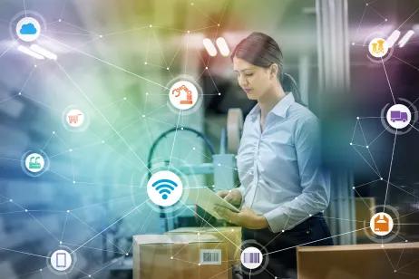 GAP-Analyse über Datenaustausch in Supply Chain Supply Chain Symbole und Frau mit Paket