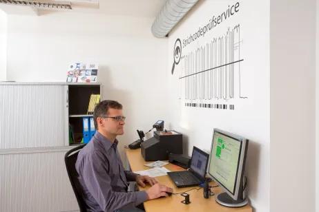Mitarbeiter Gerald Gruber überprüft Ihre Strichcodes GS1_Austria_Strichcodepruefungsecke