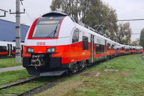 Zug der ÖBB fährt mit GS1 Standards