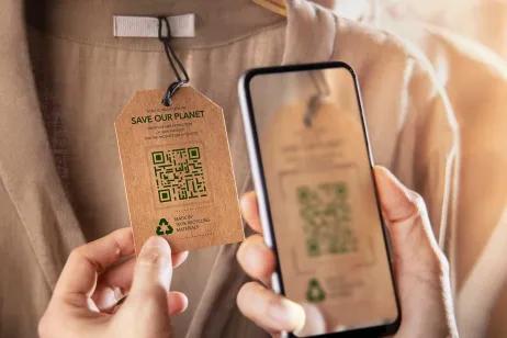 Foto zeigt Etikett auf Kleidungsstück mit QR-Code der gescannt wird