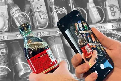 Person scannt den Strichcode einer Getränkeflasche mit dem Smartphone