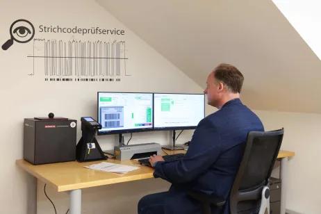Strichcodeprüfer bei der Arbeit am Schreibtisch