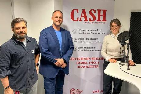 Christian Lauer (GS1 Austria) und Axel Hein (WWF Österreich) im CASH-Podcast mit Redakteurin Isabel Frahndl