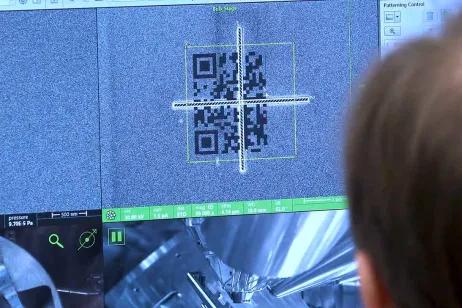 Der kleinste QR Code der Welt wird auf ein keramisches Speichermedium gedruckt