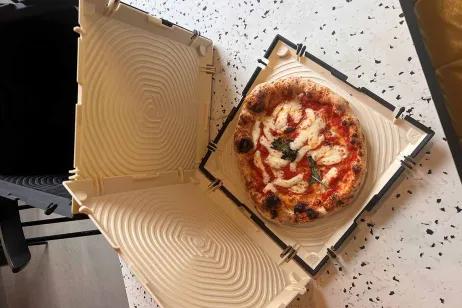 Pizza in einem Cubizza-Karton