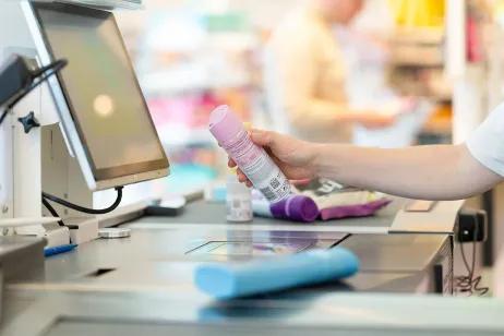 Deo-Spray mit QR Code und GS1 Digital Link wird an der Kasse gescannt