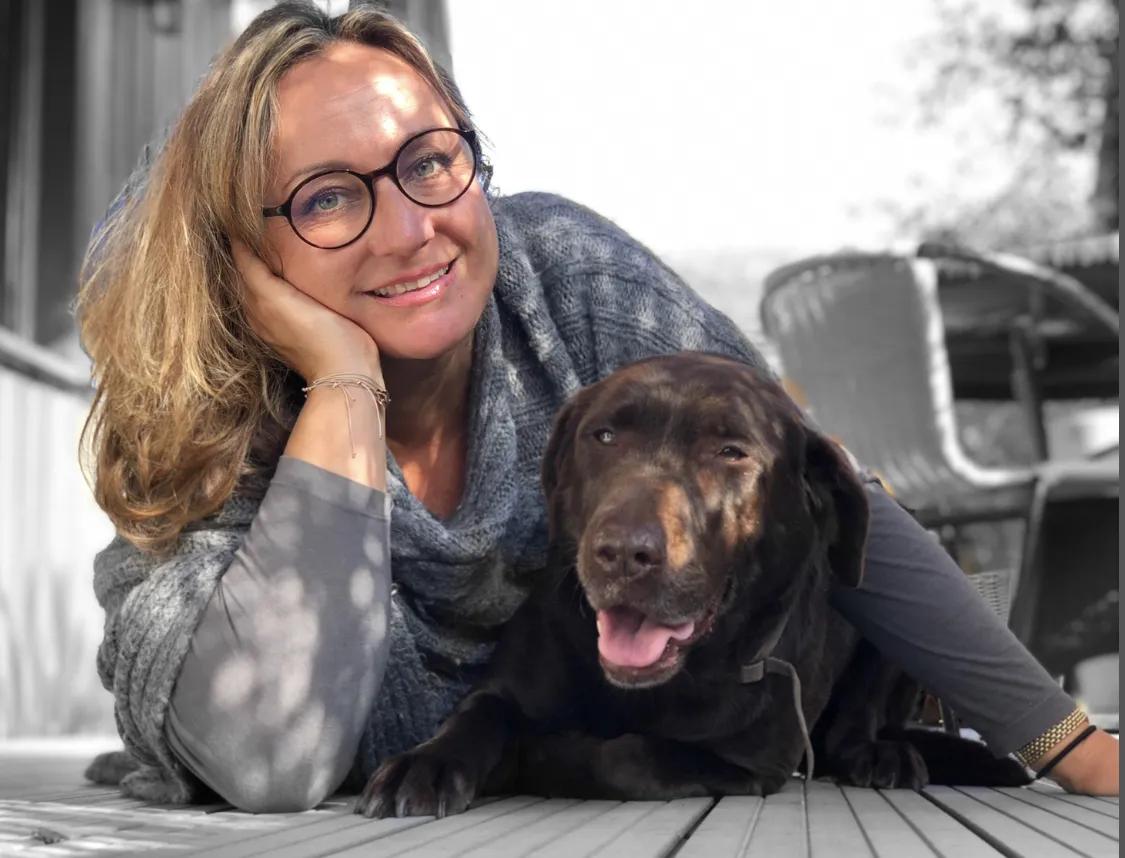 MYOKEE Gründerin  Miriam Convalexius mit ihrem Hund