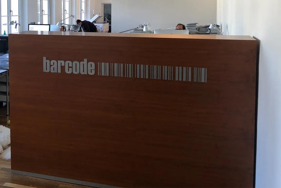 Eingangsbereich mit Rezeptionstisch Barcode Werbeagentur in München