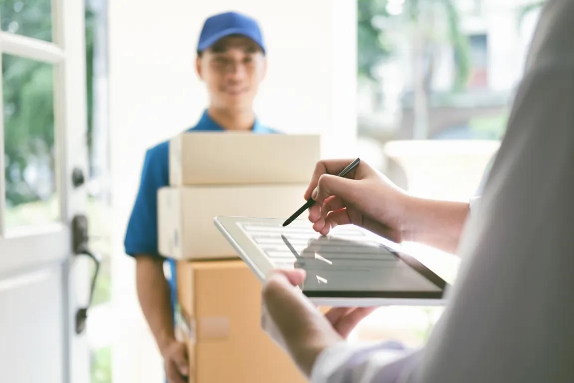 Onlinebestellung wird vom Paketdienst geliefert