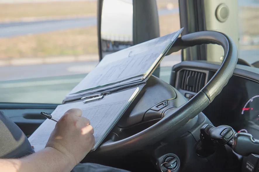 LKW-Fahrer mit Auftragslisten