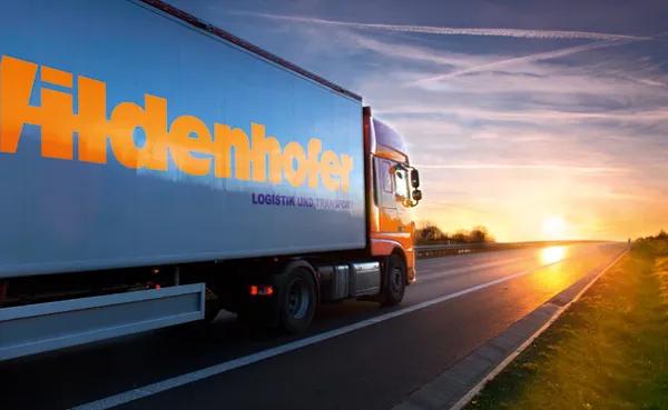 Spedition Wildenhofer LKW fährt in den Sonnenuntergang