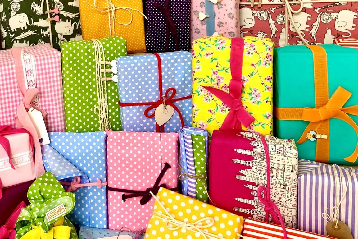 Geschenke mit Geschenkstoff eingepackt
