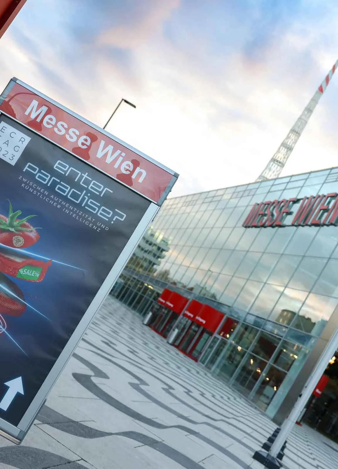 Foto eines Plakats des ECR Tages 2023 vor der Messe Wien