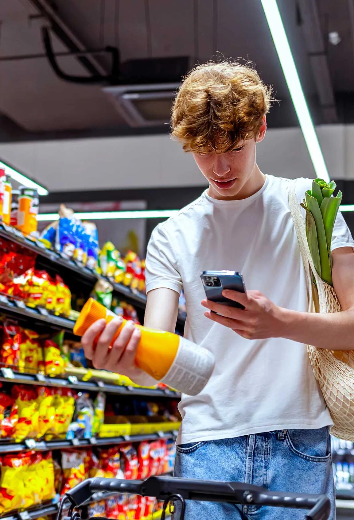 Foto eines Kunden im Supermarkt, der einen 2D-Code scannt