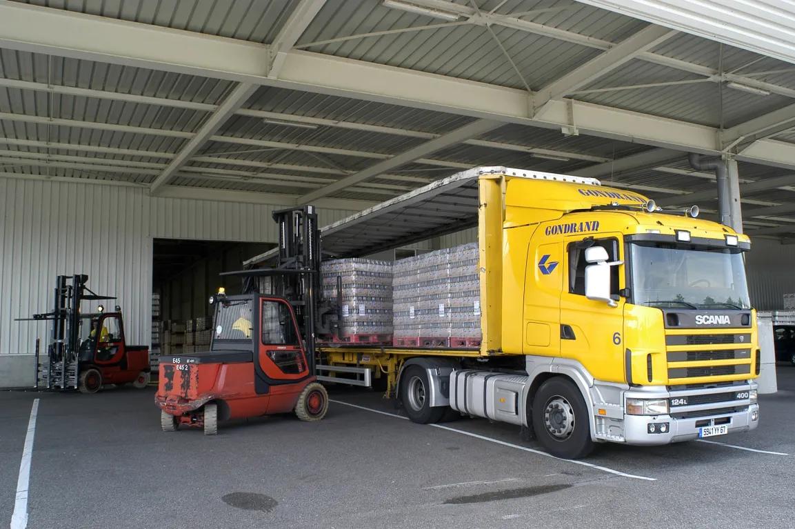 Foto zeigt einen LKW, der beladen wird