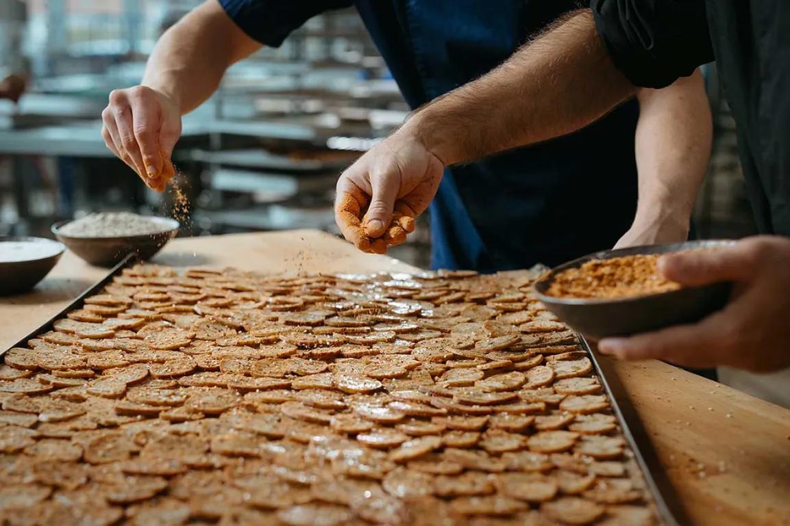 Herstellung der Brotchips bei Edelmänner