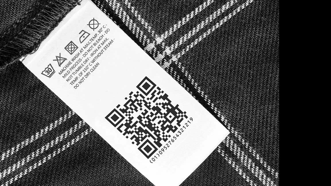 QR Code auf Etikett eines Kleidungsstücks