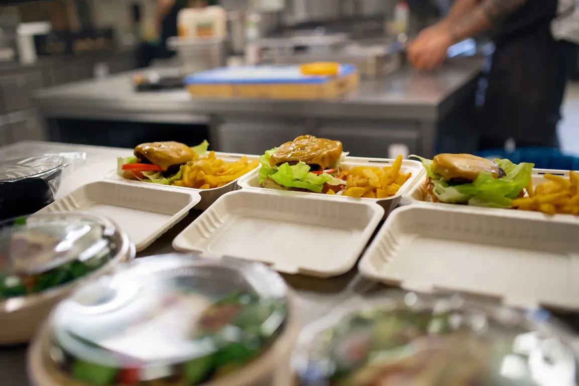 Essen wird in Take-Away-Boxen vorbereitet