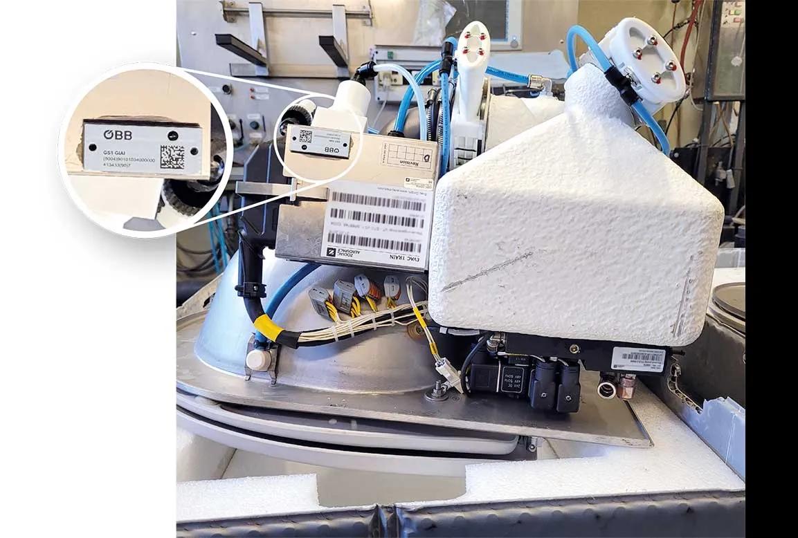 Ausgebaute Vakuum-Toilette mit GS1 Identifikationsnummern am Tag