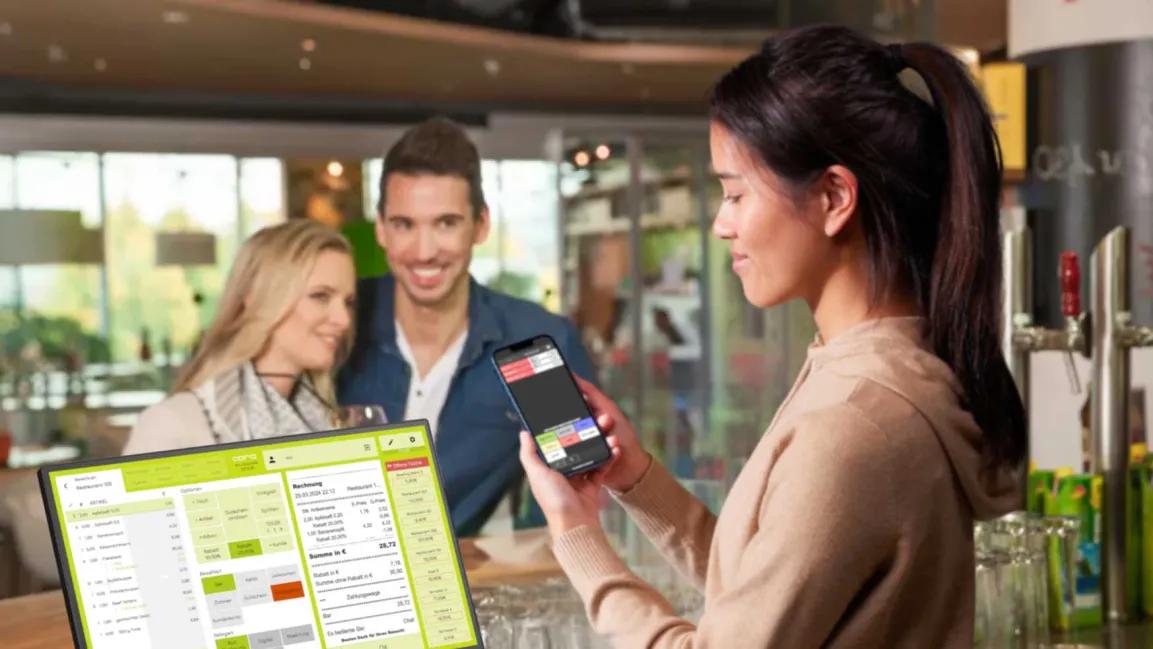 Fachkraft nutzt APRO Kassensystem am Smartphone und Bildschirm