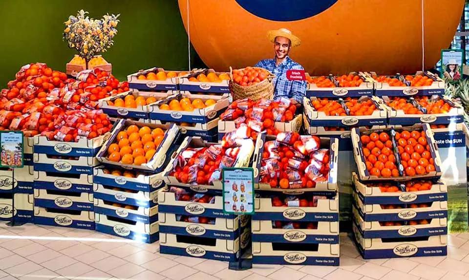 Obst von SanLucar am POS im Supermarkt
