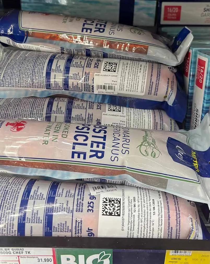 Hummer im Tiefkühlregal mit 2D Code auf der Verpackung