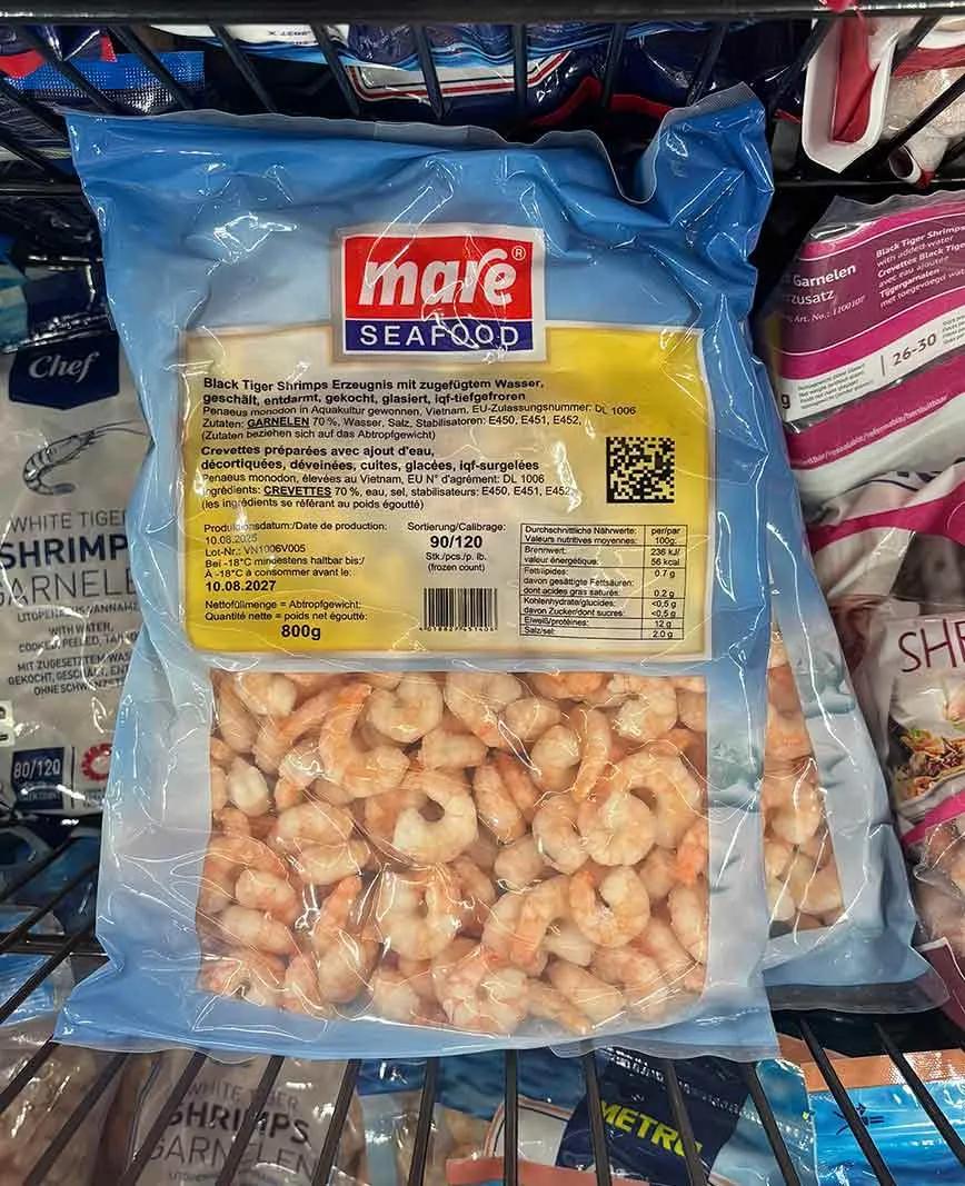 Garnelen im Tiefkühlregal mit 2D Code auf der Verpackung
