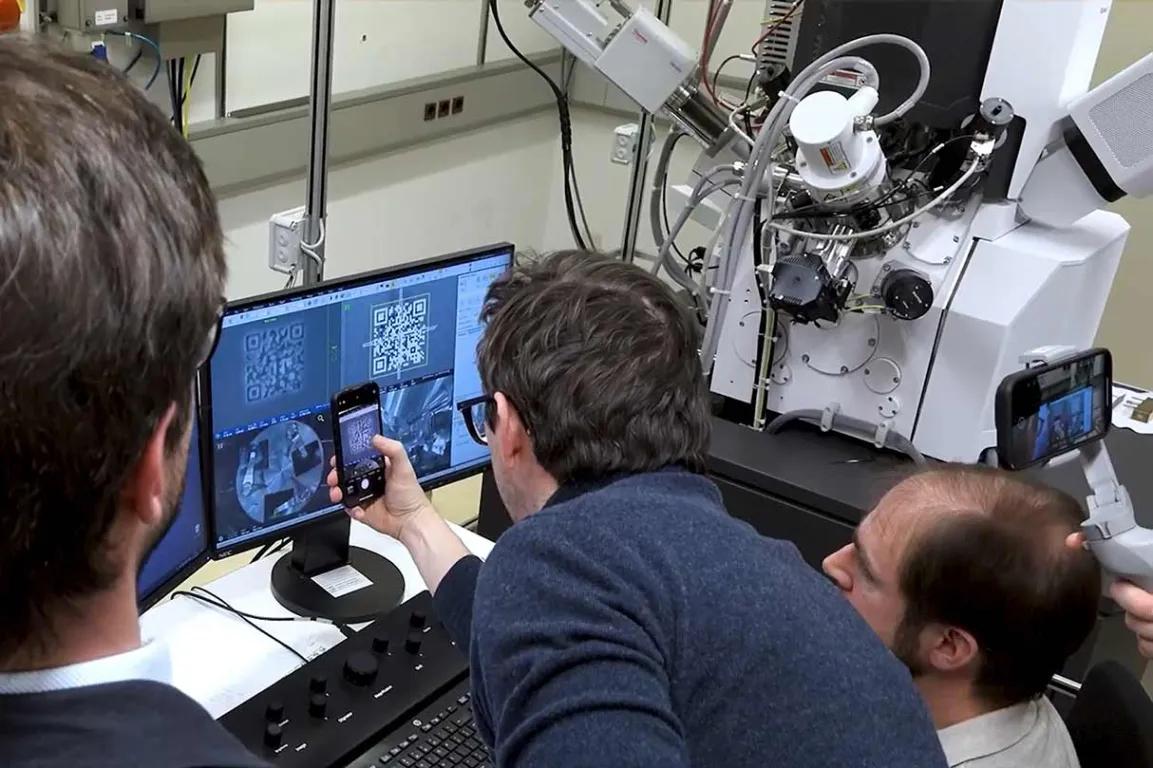 Wissenschaftler scannen den kleinsten QR Code der Welt mit einem Smartphone