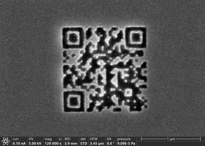 Aufnahme des kleinsten QR Codes der Welt mit Elektronenmikroskop
