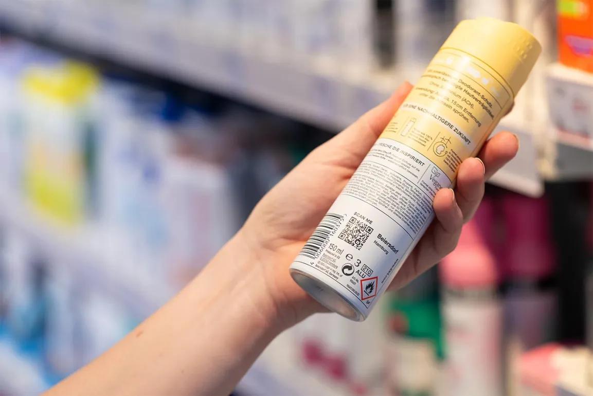 Deo-Spray mit QR Code und "Scan Me"-Hinweis