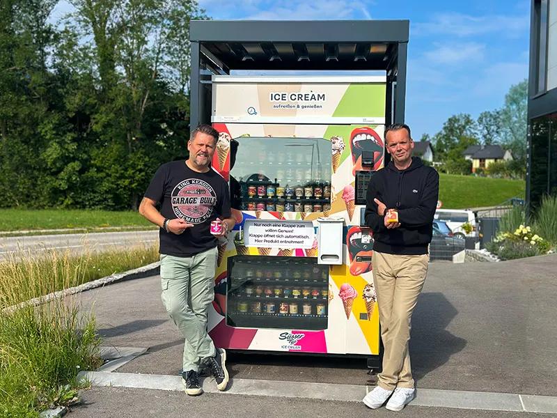 Mike Süsser und Jürgen Steyer mit ihrem Eis-Automaten