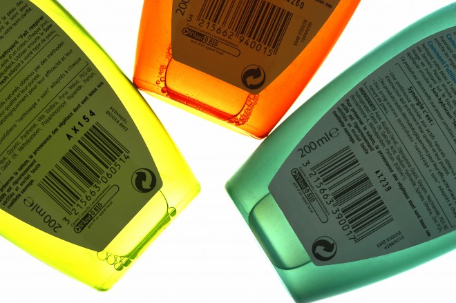 Etiketten mit Strichcodes auf Shampooflaschen