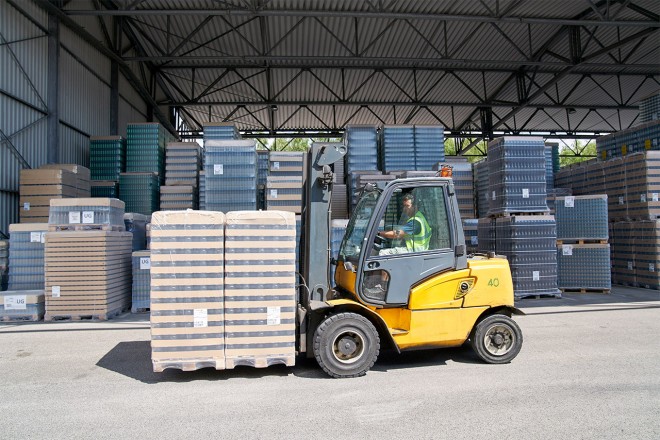 GS1 Standards unterstützen für eine reibungslose Lagerlogistik Gabelstapler transportiert Ware für Kommissionierung