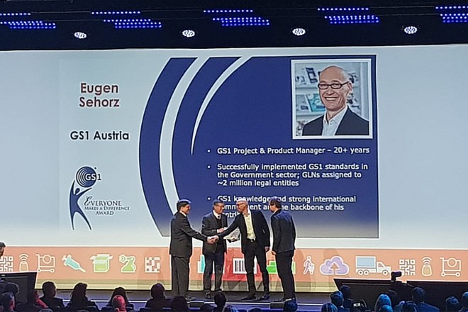Eugen Sehorz bekommt den "Everyone Makes a Difference"-Award Ein GS1 Mitarbeiter erhält eine Auszeichnung