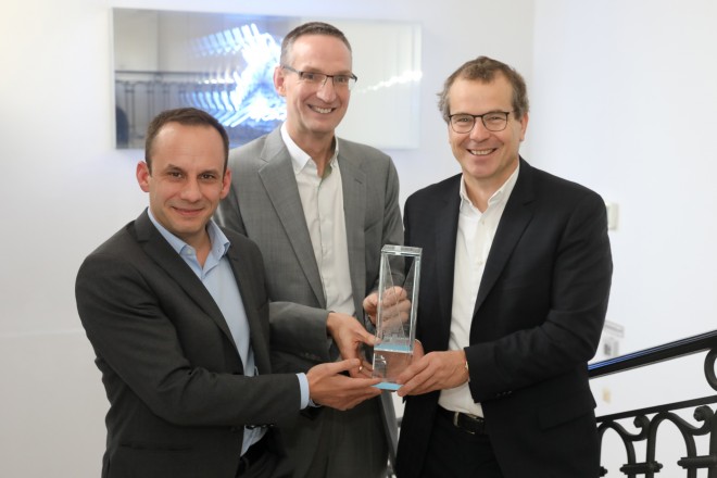 Gregor Herzog, Gerd Marlovits und Alexander Schaefer freuen sich über den Blockchain Award der futurezone