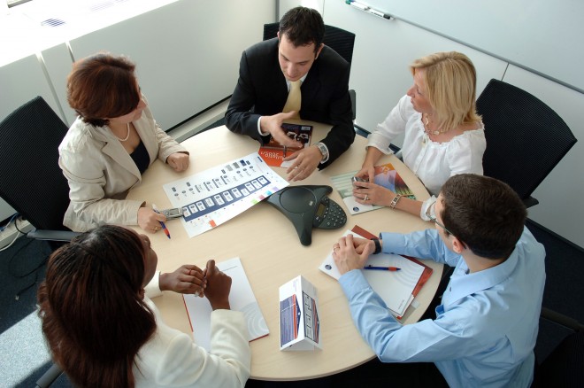 Eine Arbeitsgruppe unterhält sich im Meeting