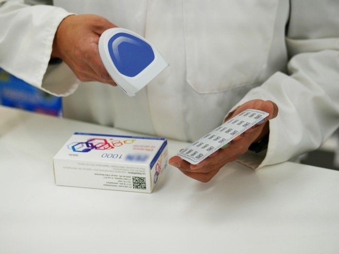Person scannt Medikamentenverpackung ein
