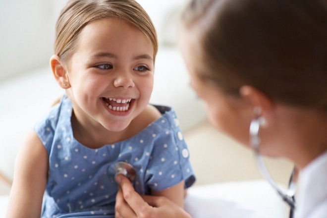 Patientensicherheit dank UDI Kleinkind wird beim Arzt untersucht