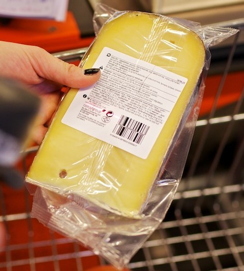 Bild zeigt einen verpackten Käse mit Etikett