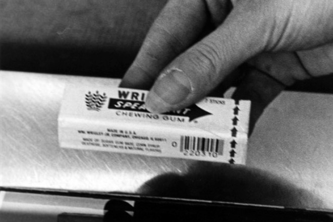 Der Barcode schreibt Geschichte Schwarz-weißes Foto eines Wrigley's Kaugummi Pakets von 1974