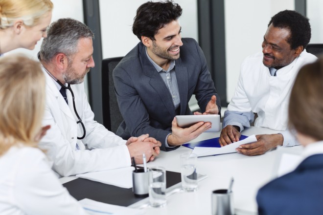 GS1 Healthcare ist eine globale Gruppe Ärztinnen und Ärzte im Besprechungsraum