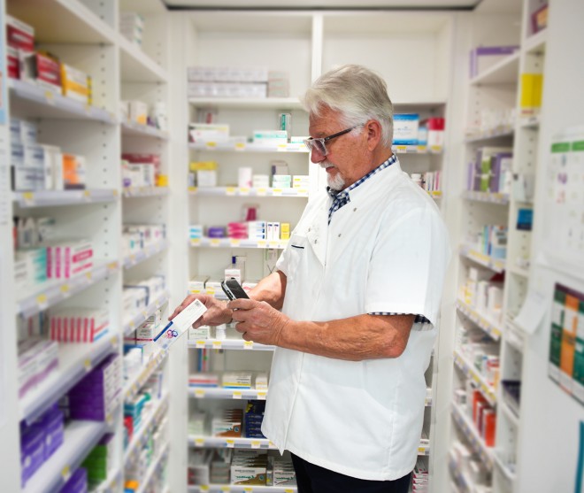Globale Standards für Arzneimittel Apotheker scannt Medikament
