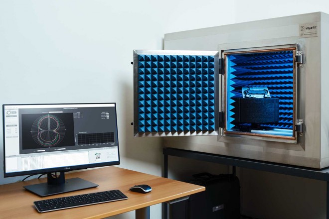 Performance-Messung von Transpondern Innenansicht Messkammer für RFID Tags und Computer-Messung