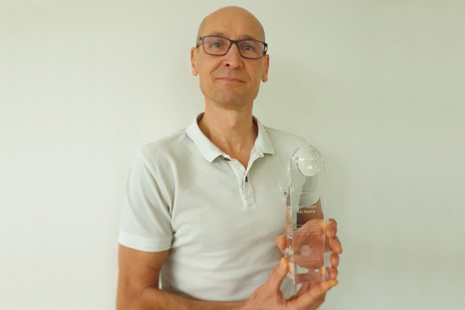 Eugen Sehorz mit seinem Award Eugen Sehorz mit Ken Traub Standards Award 2020 ausgezeichnet