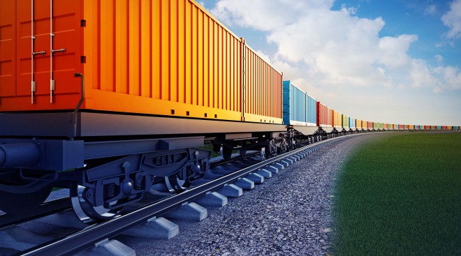 Waggon eines Güterzuges mit Containern