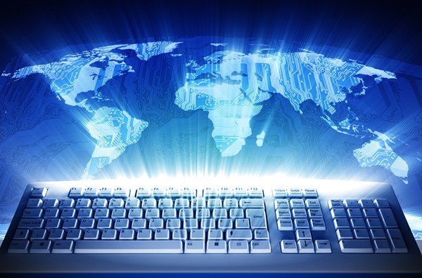 Eine virtuelle Weltkarte erhebt sich aus einer Tastatur