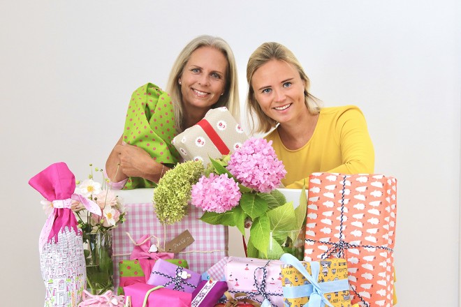 Geschenkstoff von Regina Preloznik und Raina Rumler Regina Preloznik und Raina Rumler mit Geschenken in der Hand